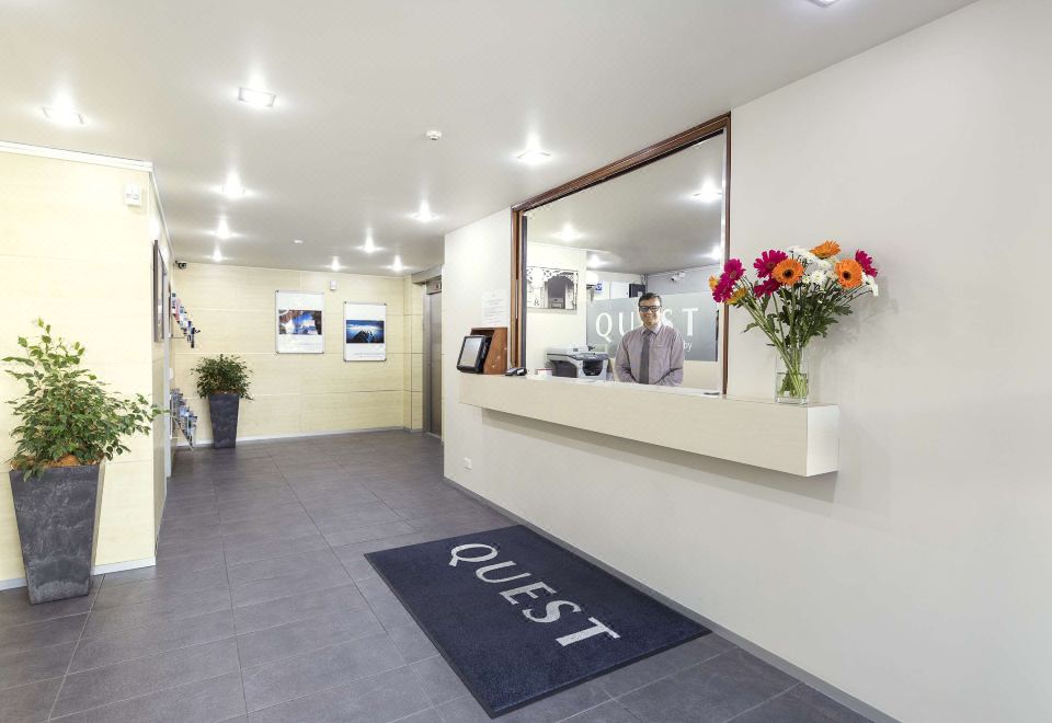 퀘스트 폰손비 아파트먼트 근처 폰손비 로드 분위기