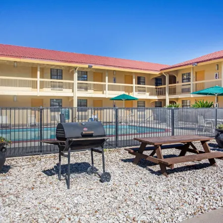 Super 8 by Wyndham Eagle Pass