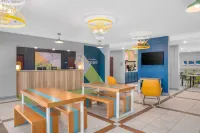 Spark by Hilton Minot - Pool