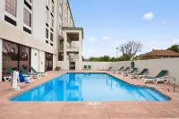 Wyndham Garden Wichita Downtown - Rooftop Pools
