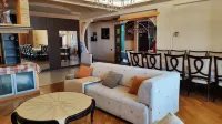 Luxury Apartment in the City Heart on North Avenue Các khách sạn ở 