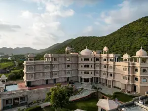 Traavista Aravali Mahal - Luxury Lake View Heritage Resort