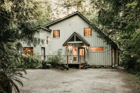 Mt Baker Rim Cabin 19 - Pet Friendly, Wifi, Hot Tub, Sleeps 10