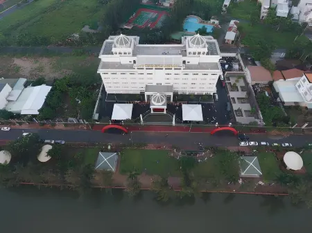 New Palace Hotel Отели в г. Бакльеу