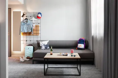 Moxy Cologne Bonn Airport Отели рядом с достопримечательностью «Зоопарк Рольфс Штрайхель»