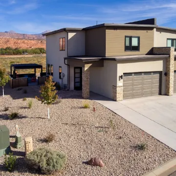 Luxury 4 bedroom twin home, beautiful views. Private hot tub. Covered patio.