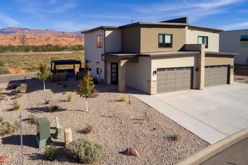 Luxury 4 bedroom twin home, beautiful views. Private hot tub. Covered patio.