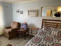 Romantic House on the Lake-Hot Tub Pet Friendly-Kayaks-Fishing Boat. Sleeps 8