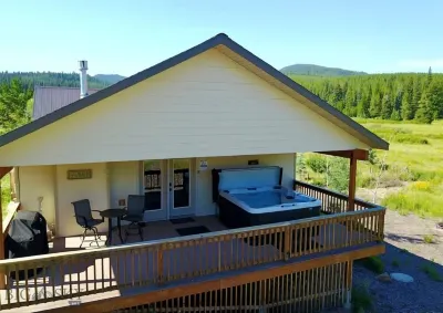 Relaxing Hot Tub, Scenic Views, Mins to Yellowstone- Lone Pine Lodge Hotels near KOA Campsite Playground
