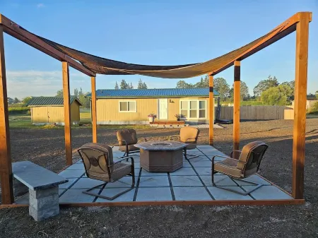 Cozy 2-bedroom on 10 acres with WiFi, AC in wonderful Yelm Отели в г. Терстон