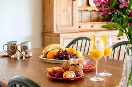 9 Suites on 73 Acres - Horse Oasis - 12bd Inn - Brenham - 10min to Round Top