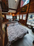 Cozy Cabin w/ 6 minute walk to the beach!