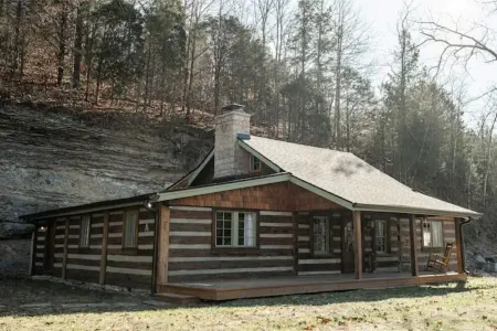 Log Cabin owned by Johnny Cash approx. 30 mins to downtown Nashville. Sleeps 6