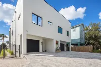 Milos Beach House "BRAND NEW" A Luxe Haven Steps from the Beach-ROOFTOP SWIMMING