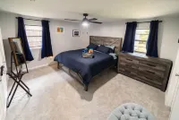 Pet Friendly, Modern Smart Home close to Airports & Stadiums Marshalls附近的飯店