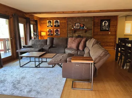 Hillside hideaway in pine mountain club