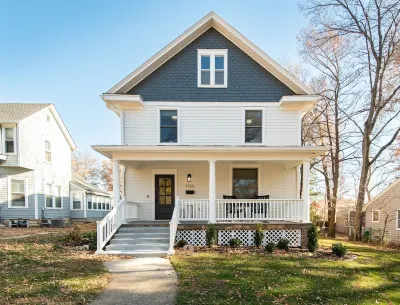 4 bedroom/2.5 bath fully restored 1910 beauty minutes from KU campus & downtown. Hotels in der Nähe von KU School of Law