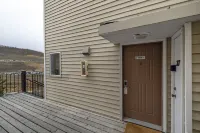 Stunning 3B/3B ski in/out mtn retreat w/ steam shower & Mountain View’s!