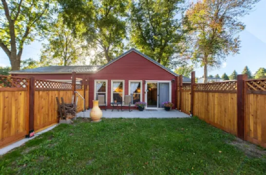 The Hygge House // A Cozy Guest House 15 min from Downtown Hotels in 