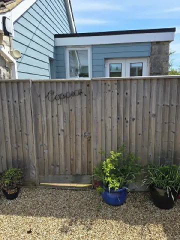 Coppice, Entire 1 bedroom annex, pet friendly. EV Charger. Hotels in Barton on Sea