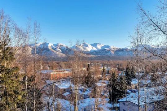 Semi-Secluded Lodge Style: King Bed, Garage, Laundry, WiFi
