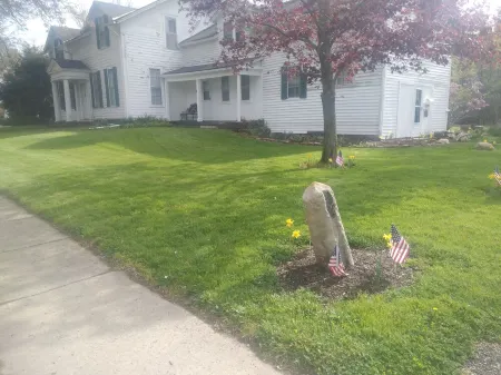 Century home 200 years old Power Farmhouse on You Tube video Отели рядом с достопримечательностью «Cara's Boutique»