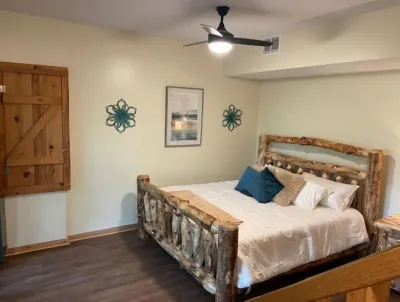 Real Log Cabin with lake view and minutes from 3 plus boat ramps!!!! Hotels near Lee's Ford Resort Marina