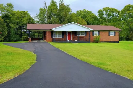 Spacious Luxury Pet Friendly Home - Entire House Отели в г. Henry County