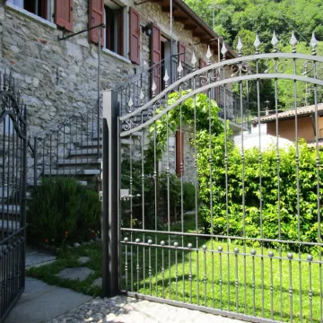 Apartment in an old barn, private garden overlooking the village