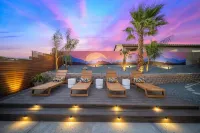 NEW! Golden Sunset! Saltwater Pool/Spa + Putting Green + Firepit + Gameroom