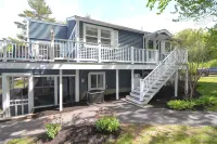 Blue Breeze - Private lakefront w/ Hot Tub Hotel a Middleton