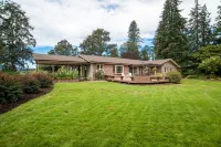 Newly Renovated! Peaceful Country Farmhouse with Hot Tub and Pool