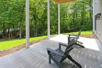 4 Bedrooms/Community Boat Docks/Nice Yard/Short walk to the Lake