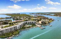 New 2024- Luxury Poolside Condo in charming Marco Island