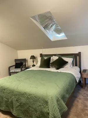 Quiet & cozy loft apartment only minutes to downtown Springfield and U of O.