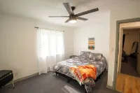 Cozy Cottage, 3 mins from EVV, fenced yard