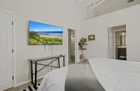 Modern Cabin - HOT TUB, nearby trail, large deck, BBQ
