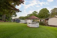All the comforts of home in a gorgeous, relaxing lakefront home
