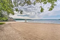 Stunning Waterfront views & cozy fireplace on the shores of Lake Como. King bed.