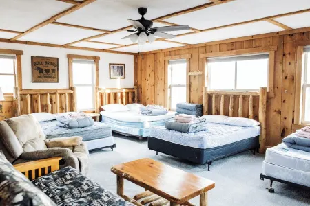 Spacious + Rustic Cabin Near Penns Creek