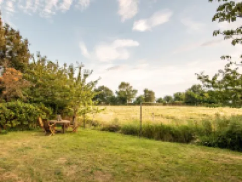 Spacious vacation apartment with garden, surrounded by greenery. Hotels in Westerdeichstrich
