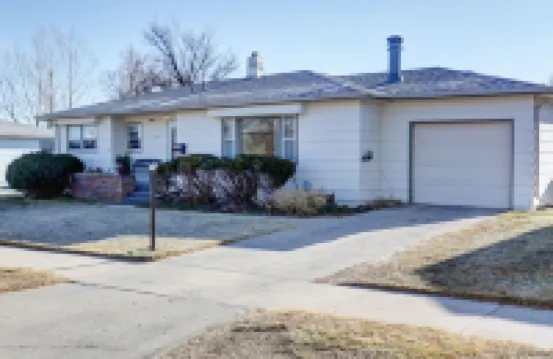 Westside Charm w/ enclosed yard, hot tub, quiet locale, rec room, elliptical