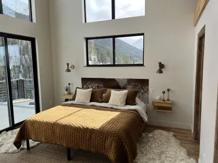 ELEVATED LIVING MOUNTAIN RETREAT