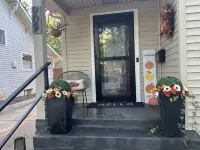 Remodeled Riverside Cottage w/sunroom, She-shed. Walk to golf, tennis, Botanica,