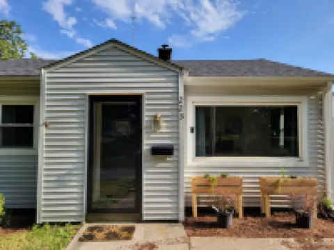 >> Garden Suite << Zoo \ Walking Paths \ Downtown \ Parks \ MarioKart