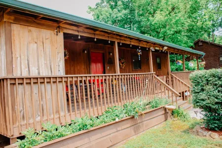 Great Location, Creekside, Trout Fishing, Fire Pit, Hot Tub & WiFi