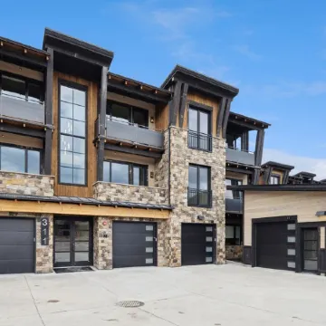 Near GLACIER/ Big MTN SKiing  & DTWN Whitefish! 3Bed/3Bath &HOT TUB w/VIEWS!