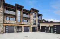 Near GLACIER/ Big MTN SKiing  & DTWN Whitefish! 3Bed/3Bath &HOT TUB w/VIEWS!