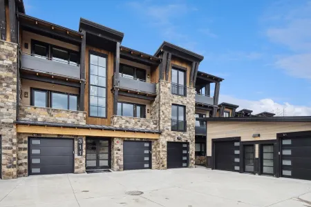 Near GLACIER/ Big MTN SKiing  & DTWN Whitefish! 3Bed/3Bath &HOT TUB w/VIEWS!