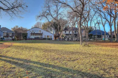 Million Dollar Lake house with Hot tub, King bed Fast Wi-Fi
